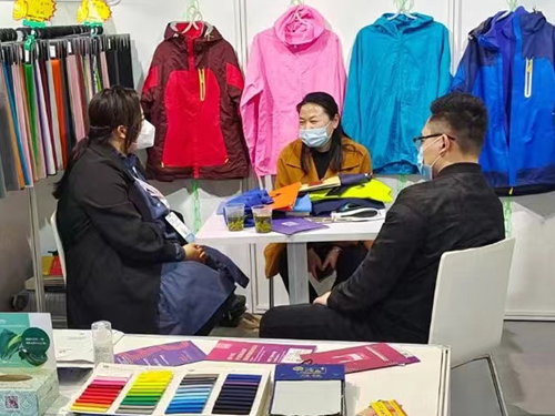 “科技、时尚、绿色、高端” 鸿岳纺织步入校服、冲锋衣面料的良性发展轨道